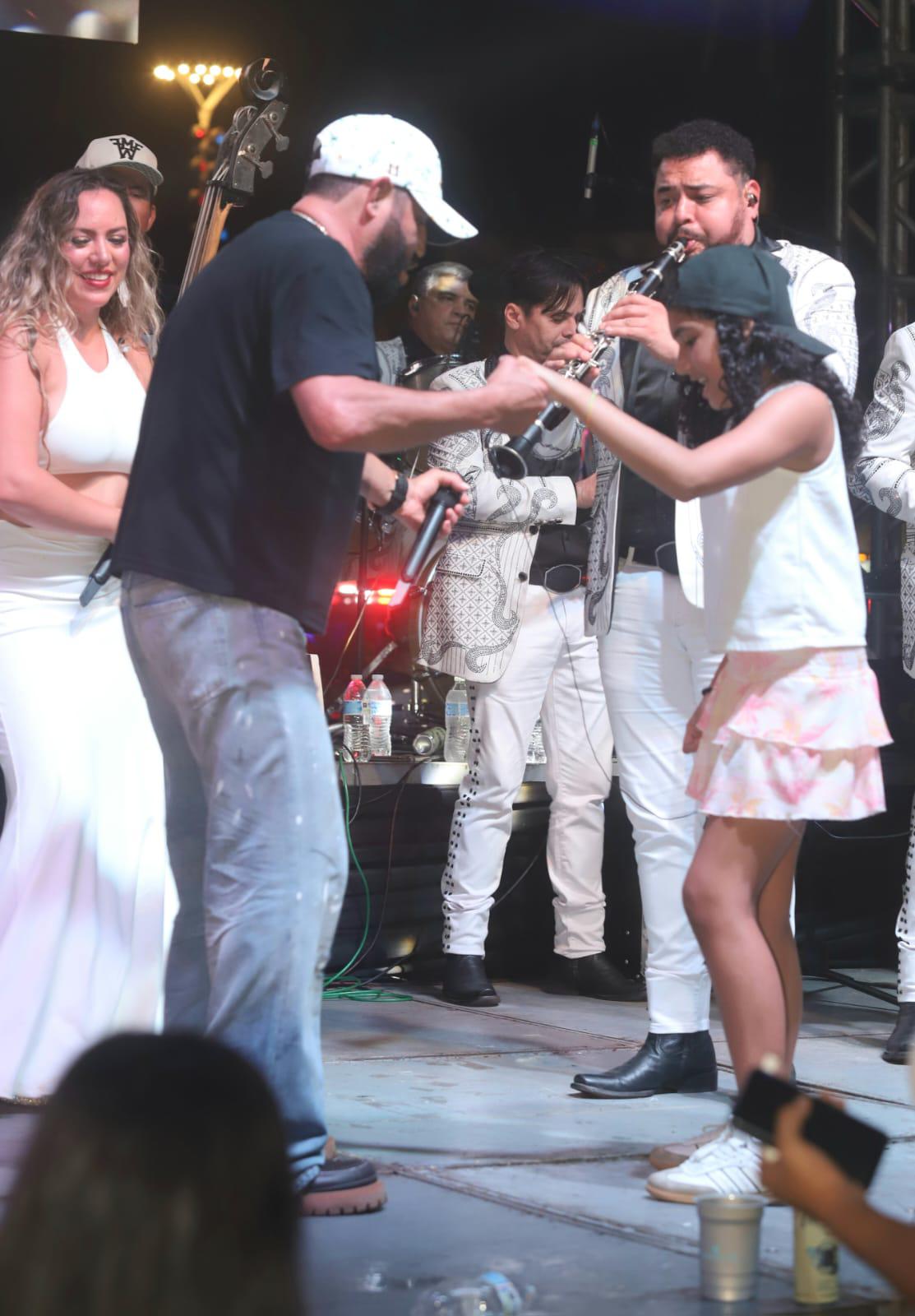 $!Pancho Barraza enamora a Mazatlán con concierto en el malecón