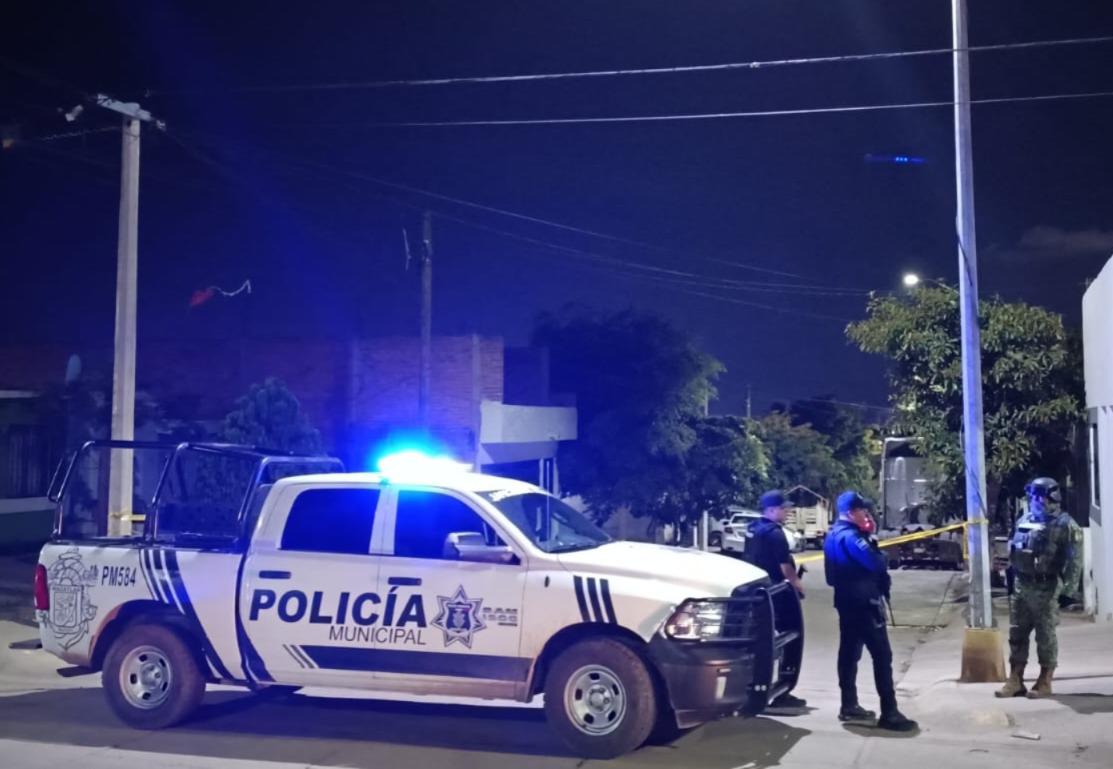 $!Motociclistas disparan contra auto y hieren a una persona en Urbi Villas del Real en Mazatlán