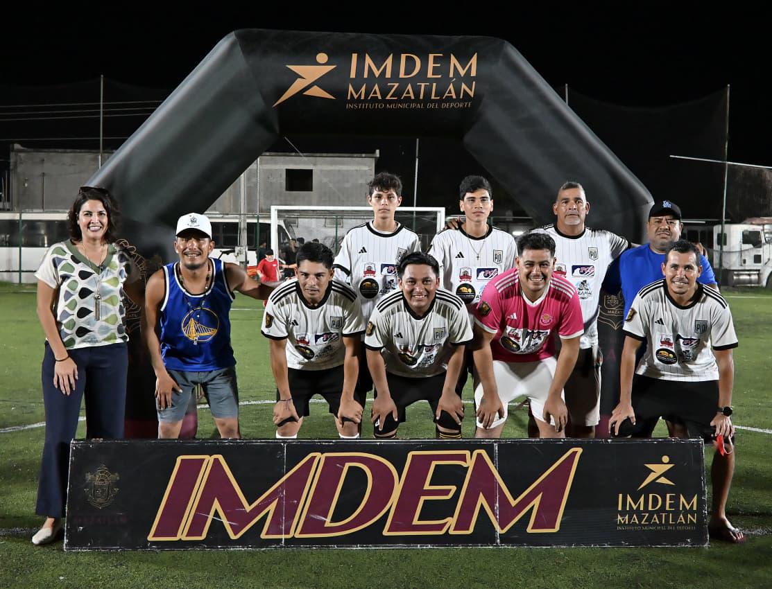 $!Panaderos hace la hombrada, pero Xomir se corona bicampeón del Intercanchas