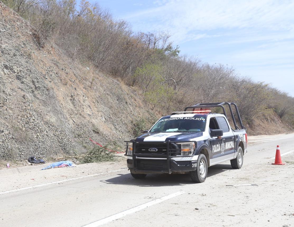 $!Volcadura en Libramiento Mazatlán deja dos muertos; camioneta da volteretas y se impacta contra muro