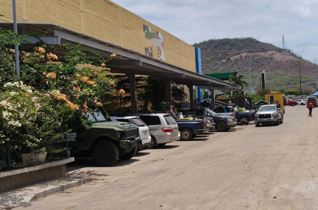 $!Bajo resguardo militar, familias de la sierra bajan por víveres a El Rosario