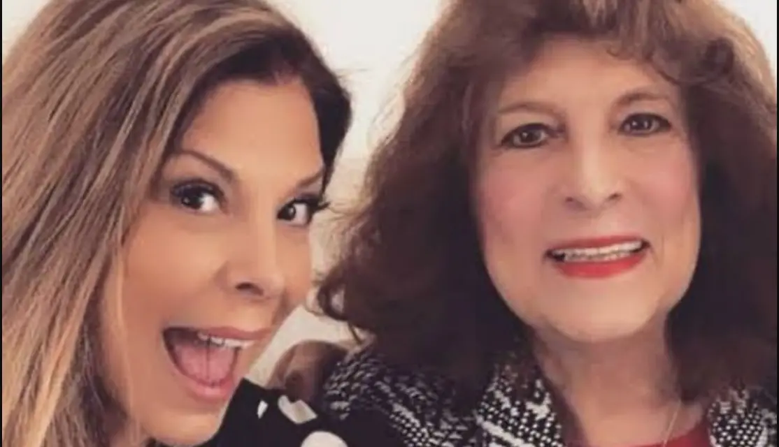 La cantante Mimí da a conocer la noticia de la muerte de su madre.