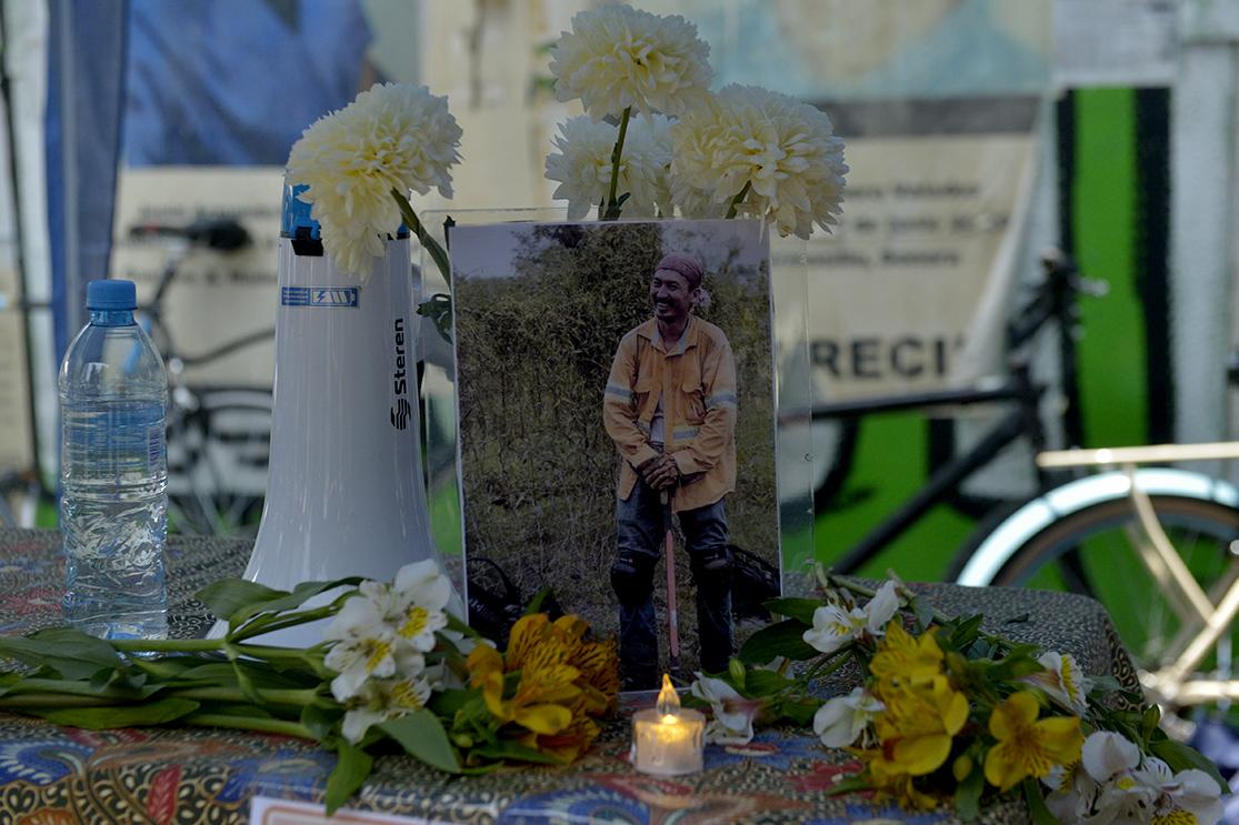 $!Entre flores y aplausos, Mario Vergara fue recordado en la Glorieta de las y los Desaparecidos el 21 de mayo.