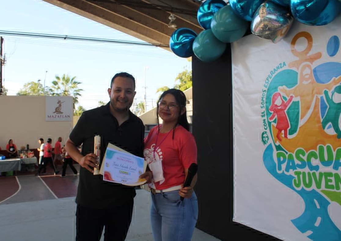 $!Eduardo Bernal recibió un reconocimiento al ser uno de los jóvenes que impartió un tema de manos de Estrella Anthonella Fonseca.