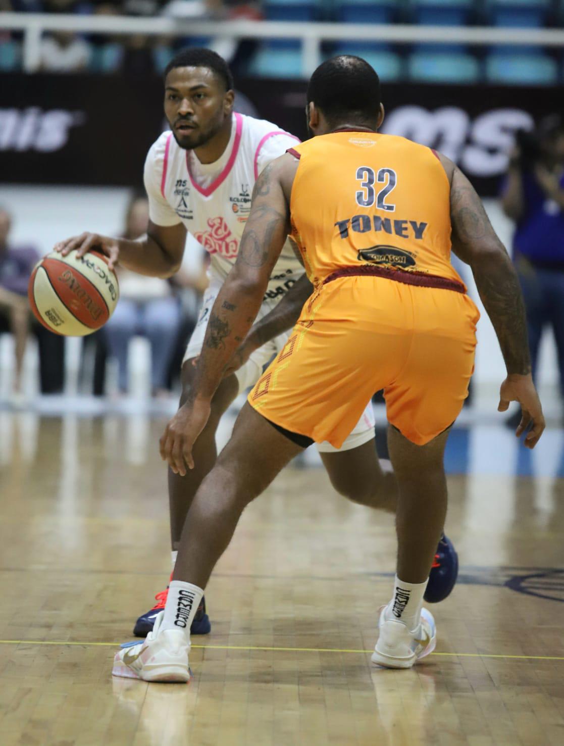 $!Venados Basketball liga triunfos en inicio de serie en el puerto