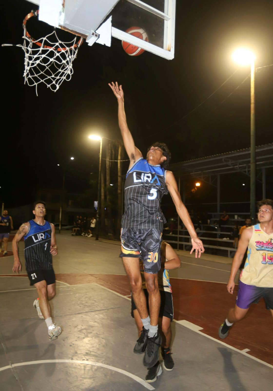 $!Rafart deja en el camino a Liras Gráfico en Torneo de Baloncesto Municipal