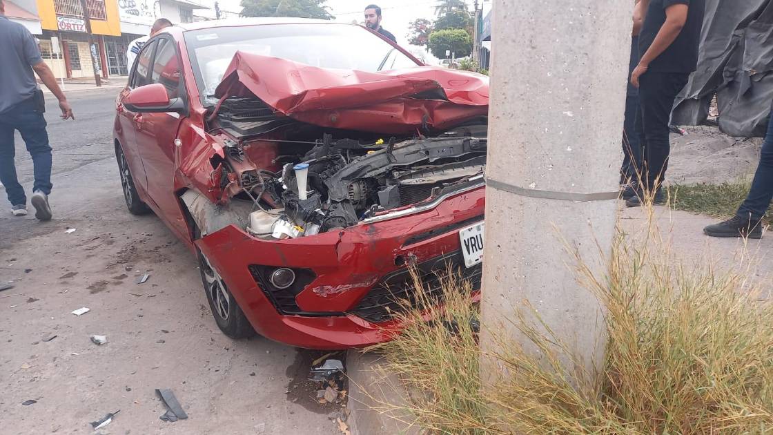 Choca por detrás a camioneta y termina estampado en un poste en Los Mochis