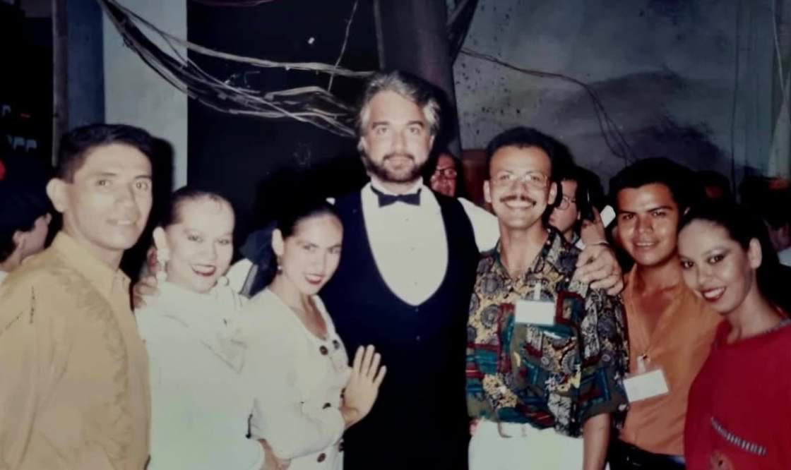$!El profesor Javier Arcadia aquí junto al maestro Enrique Patrón y algunos participantes en la Ópera Carmen.