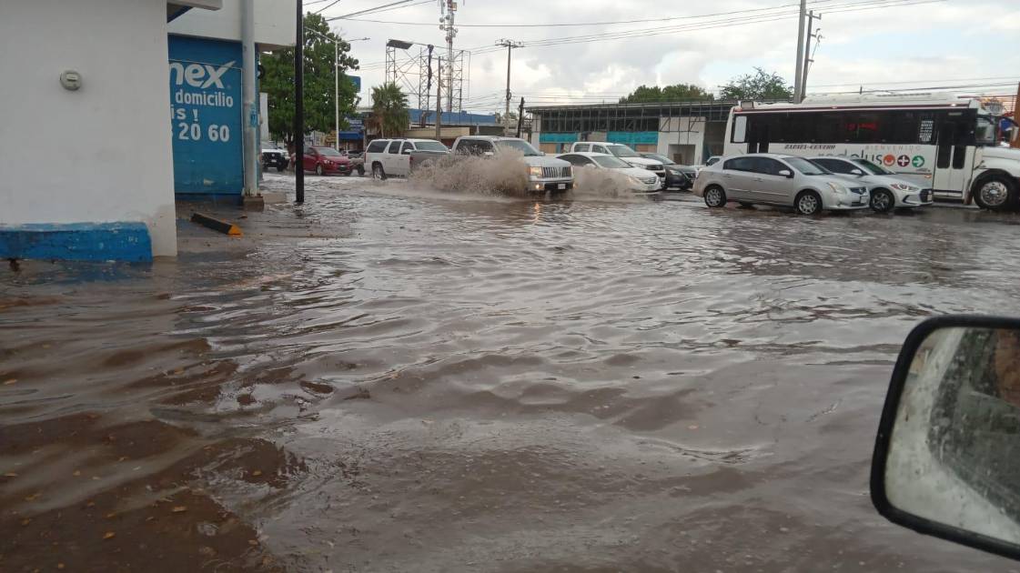 Lluvias dejan calles inundadas y autos descompuestos en Culiacán