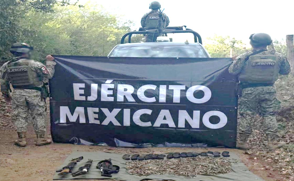 $!Ejército y SSPC aseguran arsenal, explosivos y vehículo abandonado durante operativos en Mazatlán y Escuinapa