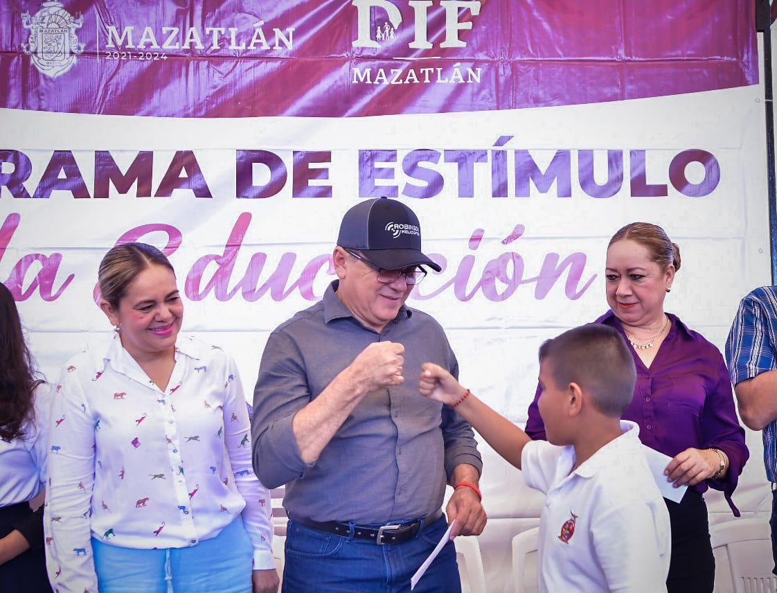 $!Entregan becas Probec a 2 mil 500 niñas y niños de primaria de Mazatlán