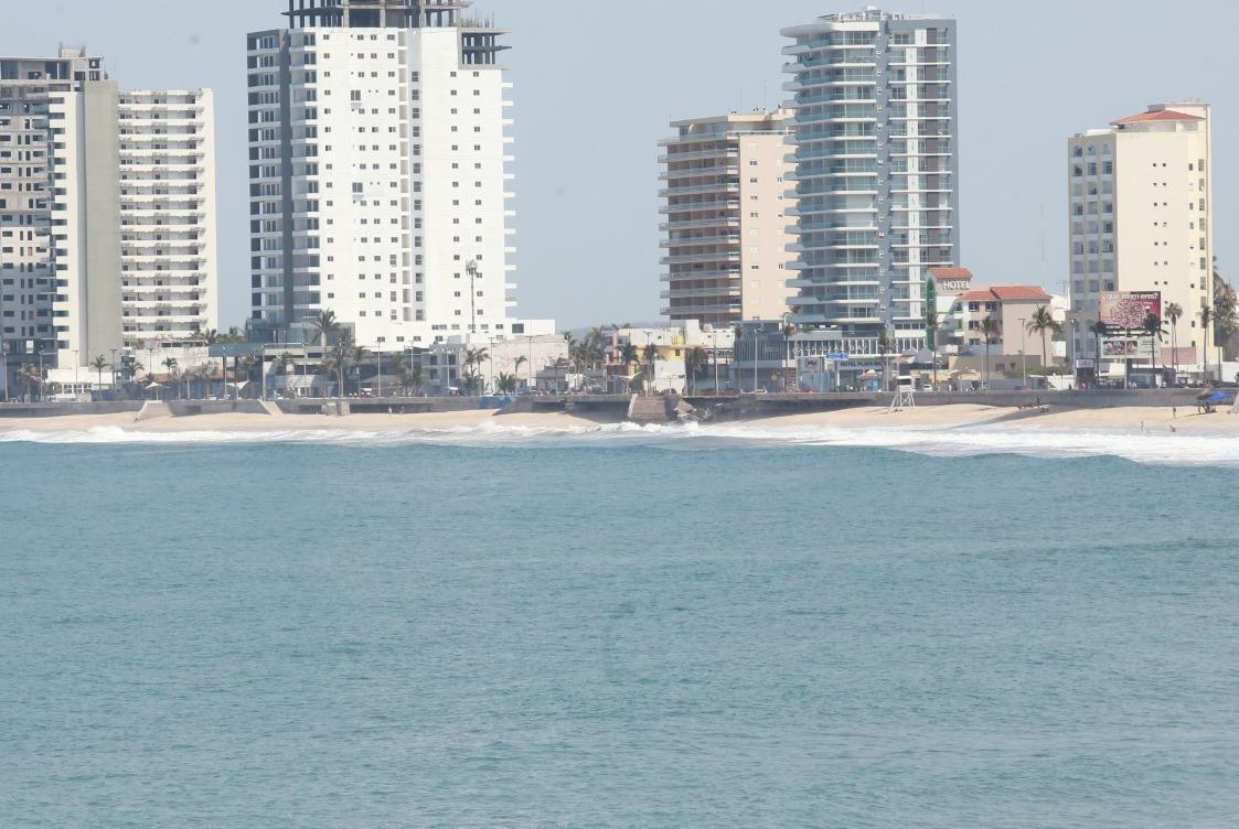 $!Por mar de fondo, playas de Mazatlán se quedan con poco espacio de arena
