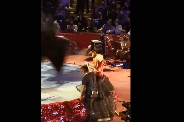 Se le cae la falda a Ángela Aguilar en plena presentación