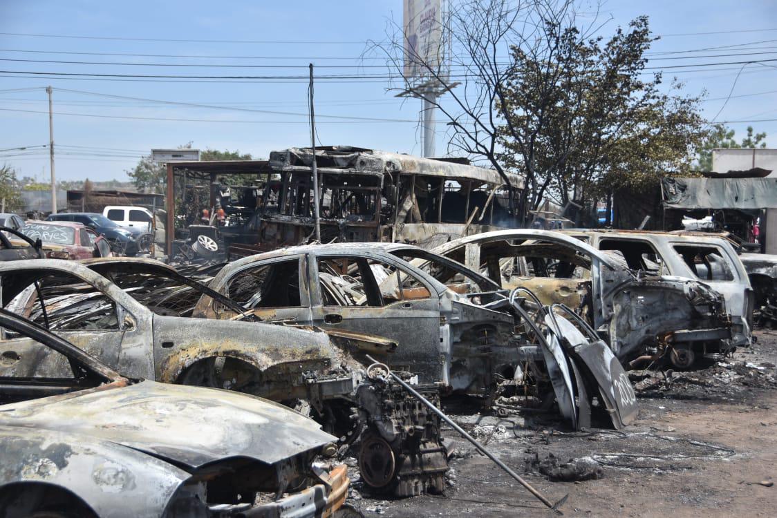 $!Propietarios de yonkes hacen recuento de daños tras incendio registrado al sur de Culiacán