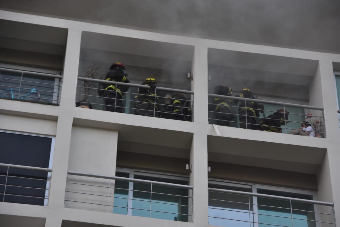 $!Incendio en edificio de departamentos en Culiacán provoca evacuación de 25 personas