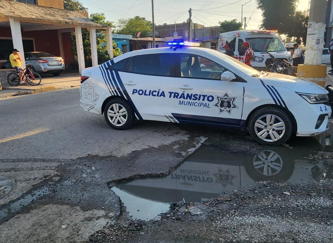 $!Por esquivar un bache, adulto mayor cae de su bicicleta en la avenida Pino Suárez de Mazatlán