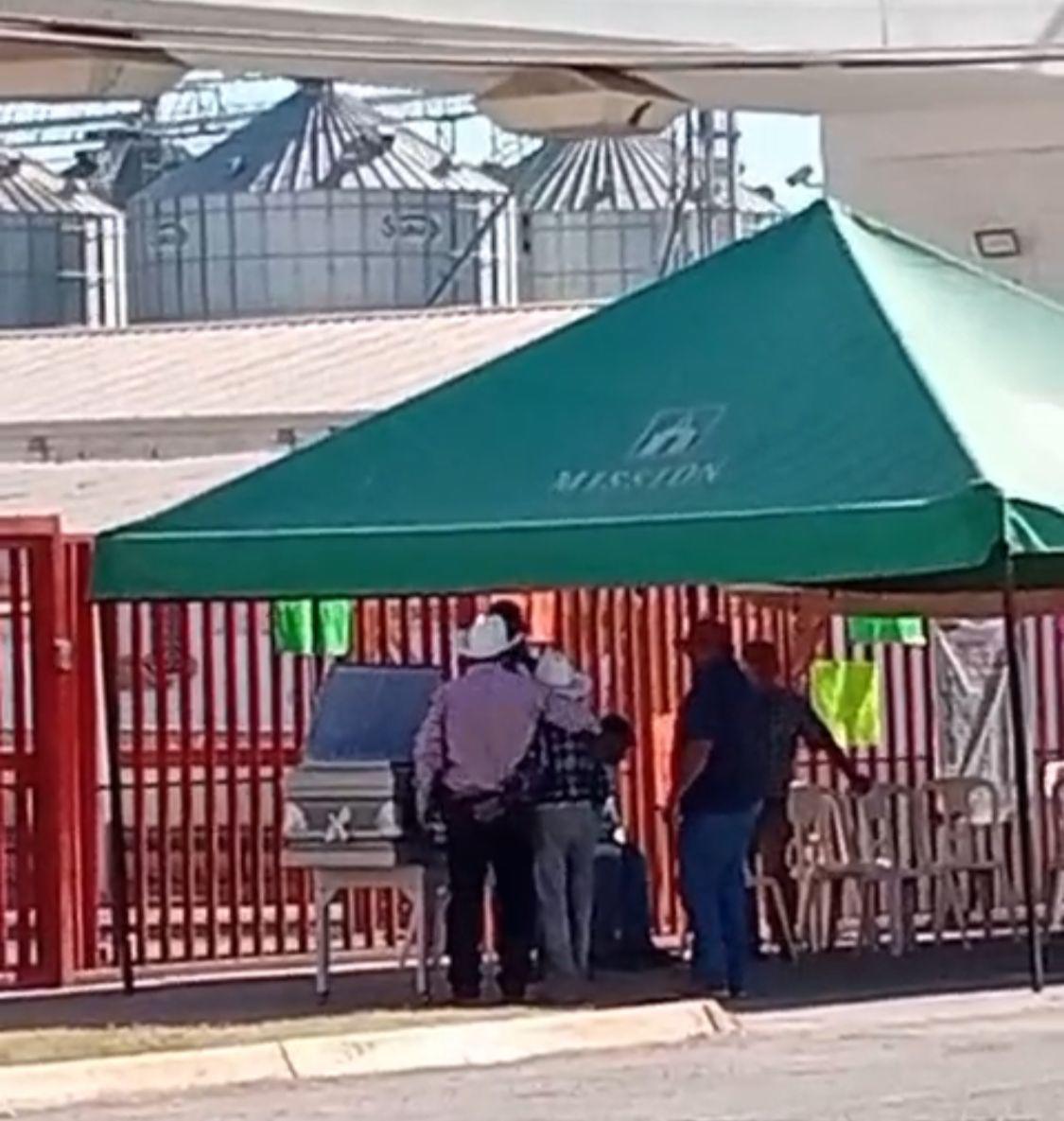 $!Funeral Simbólico del campo: Productores llevan un ataúd a Minsa en Los Mochis