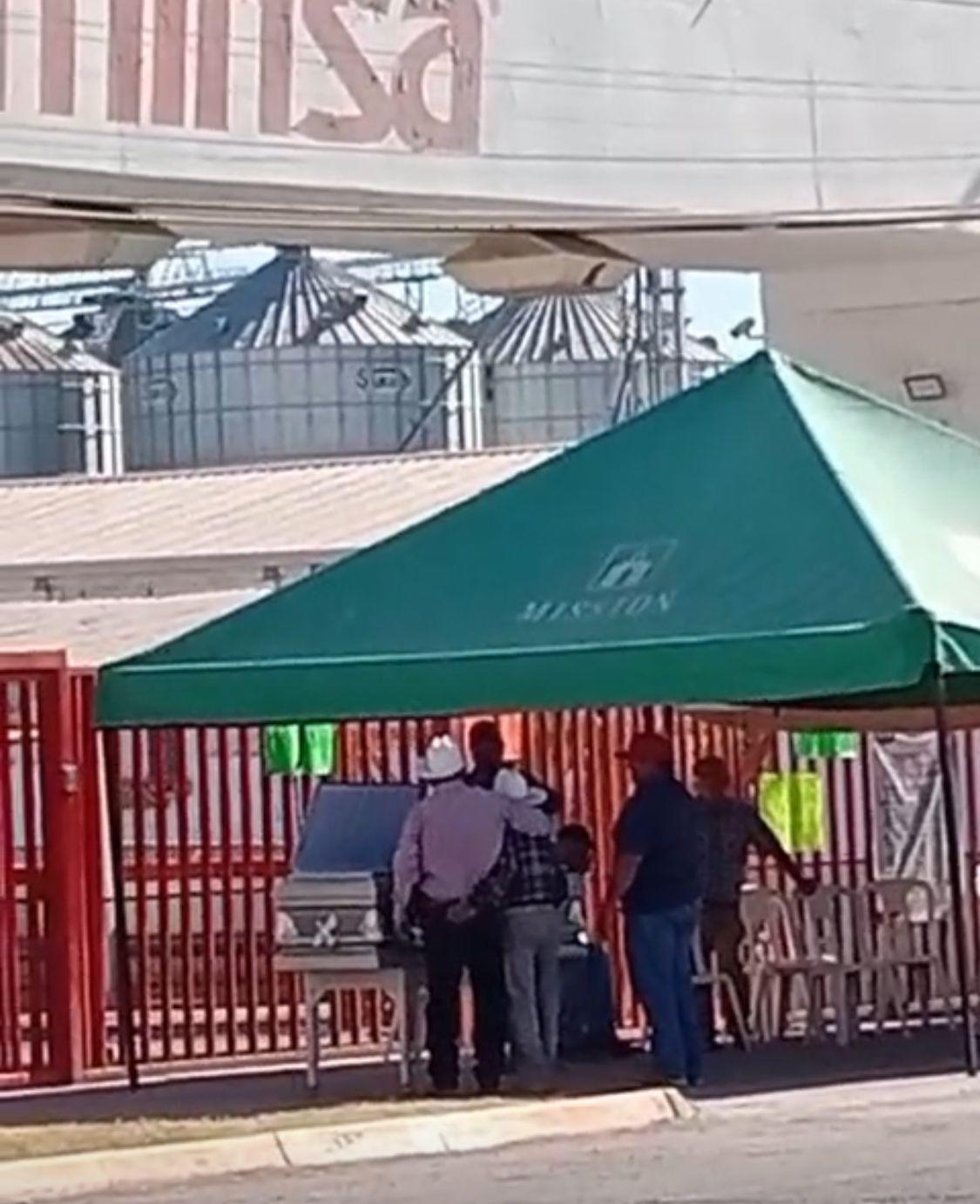 $!Funeral Simbólico del campo: Productores llevan un ataúd a Minsa en Los Mochis