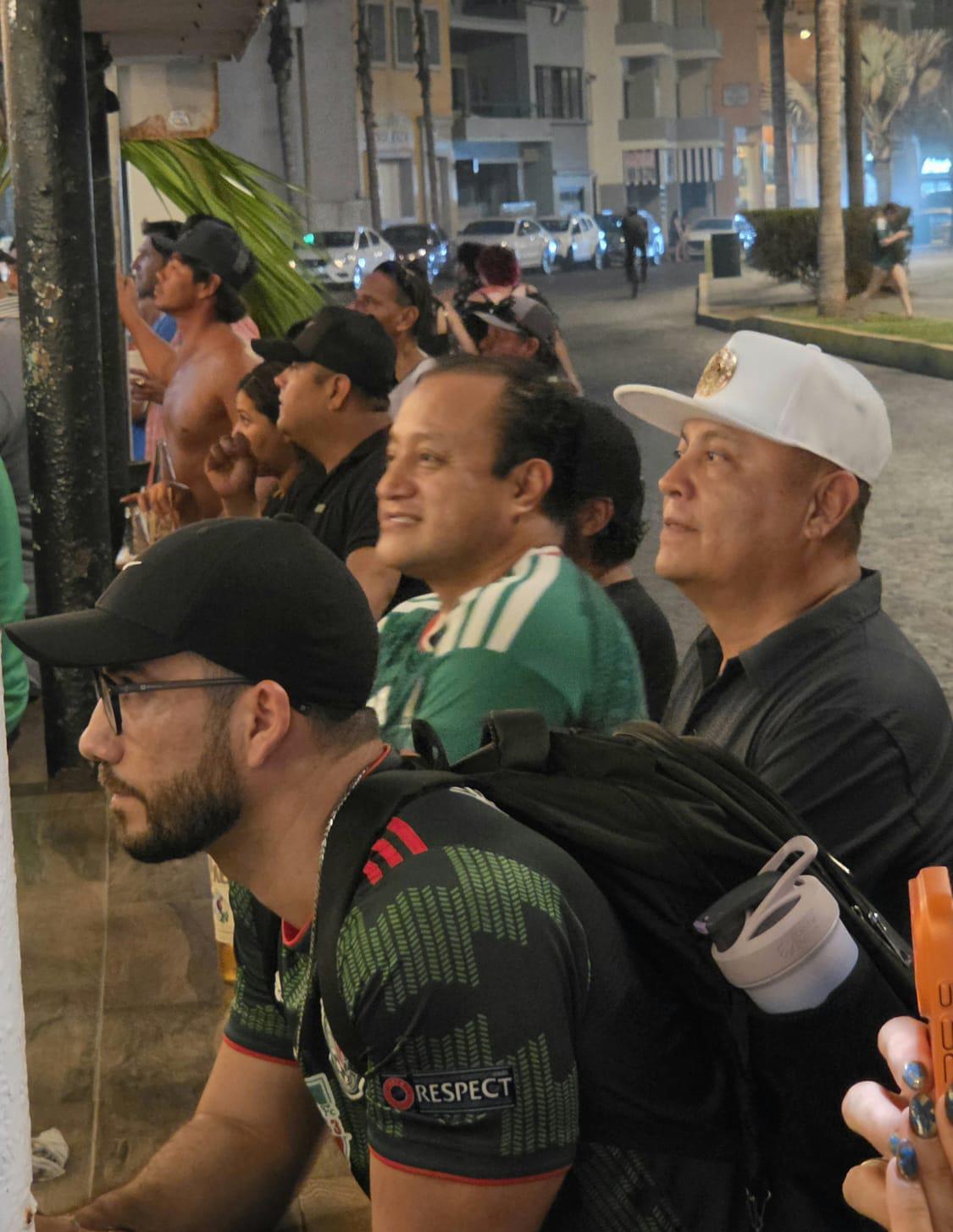 $!Presencian ya comensales y aficionados partido entre México contra Ecuador en restaurantes del Centro Histórico