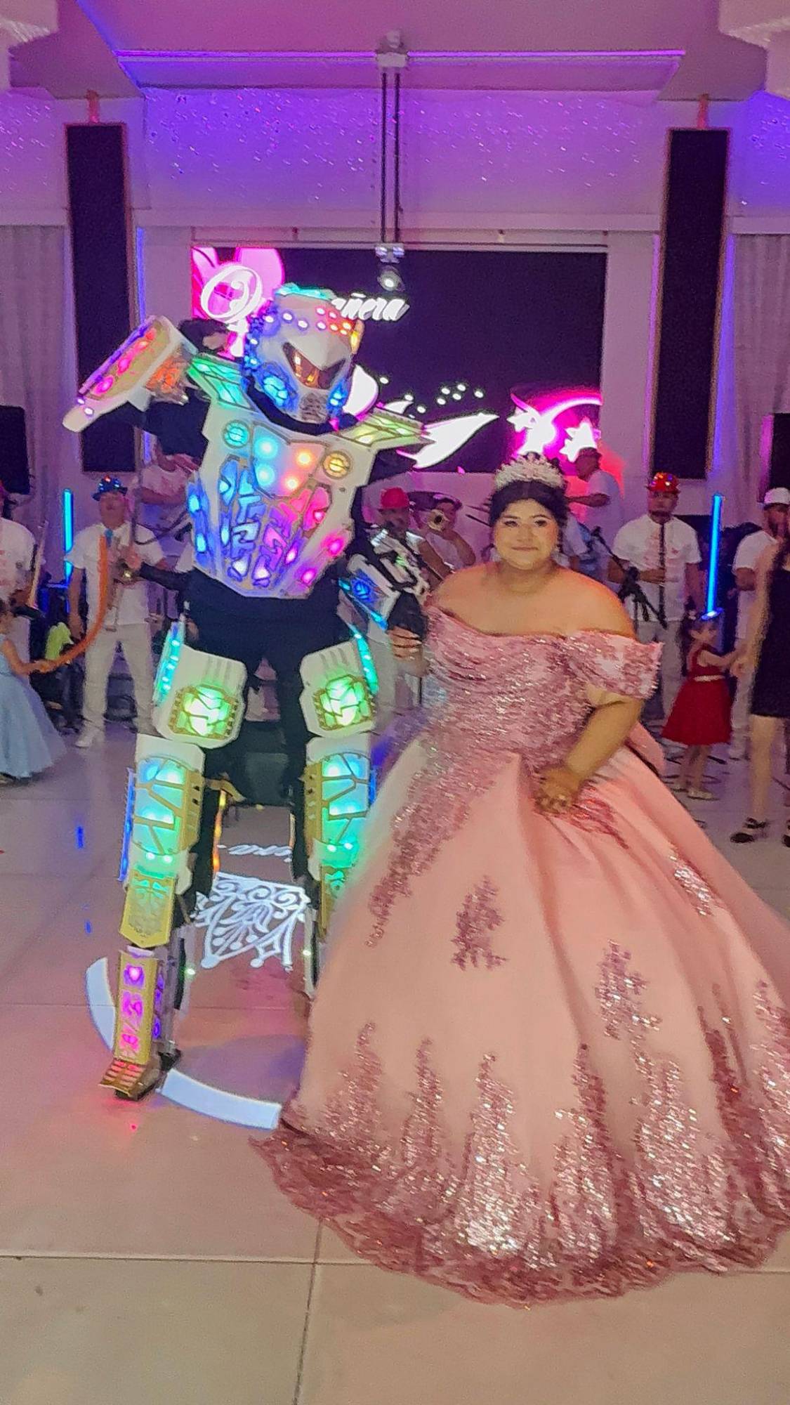 $!Un robot puso ambiente festivo.