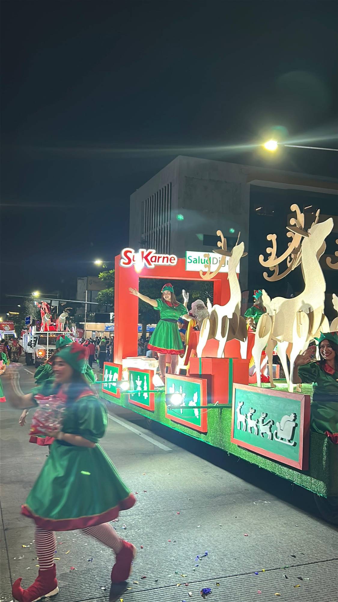 $!La ciudad se ilumina con el tradicional Desfile Navideño de Culiacán 2025