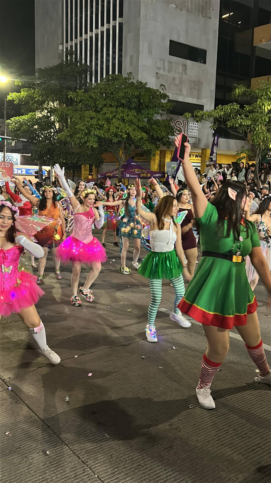 $!La ciudad se ilumina con el tradicional Desfile Navideño de Culiacán 2025