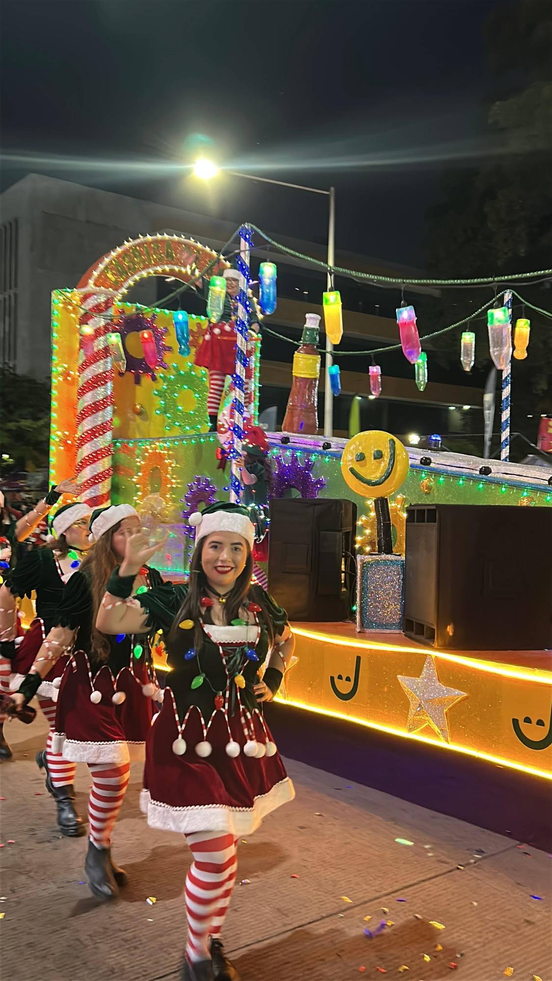 $!La ciudad se ilumina con el tradicional Desfile Navideño de Culiacán 2025