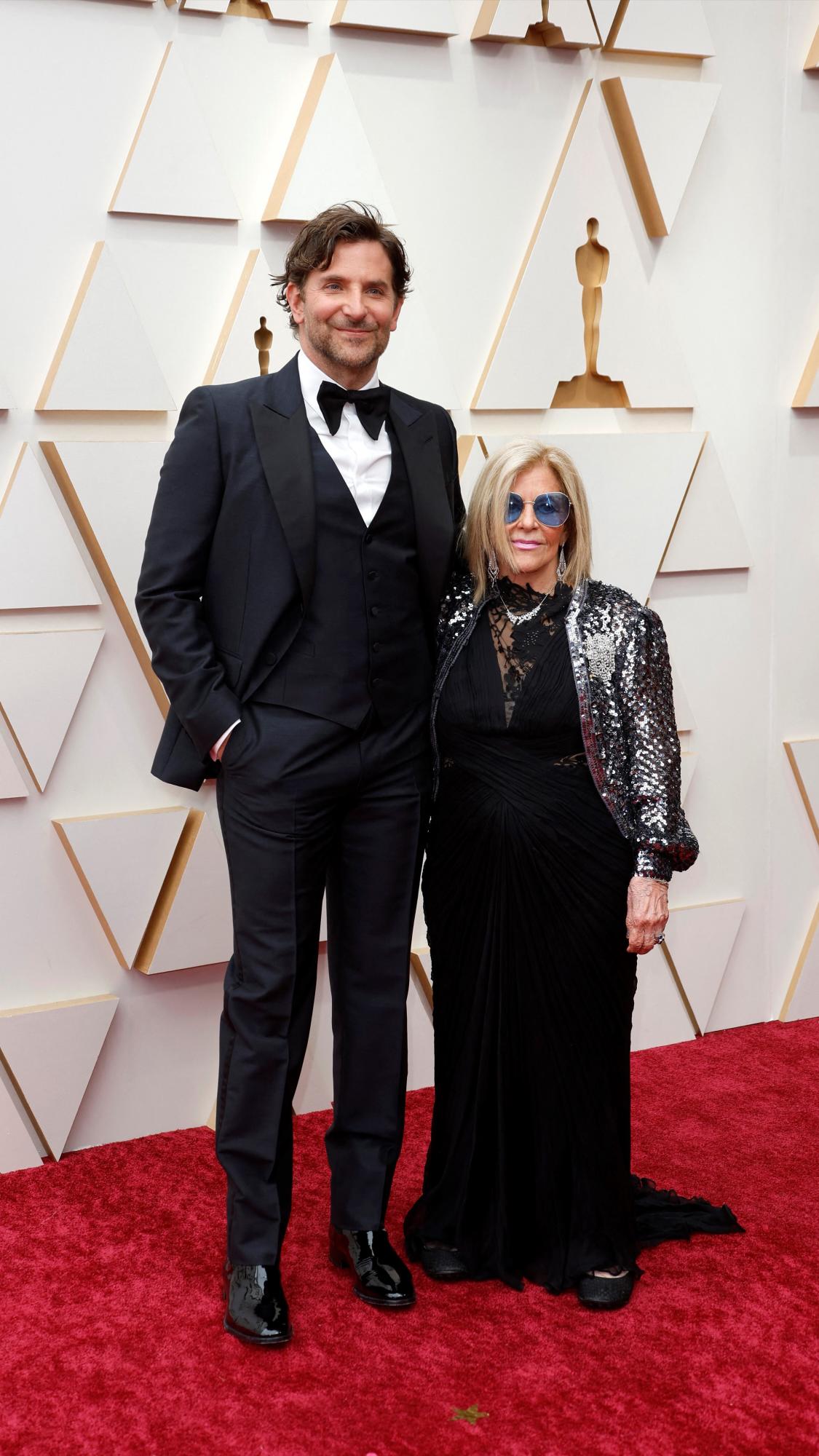 $!Bradley Cooper junto a su mamá.