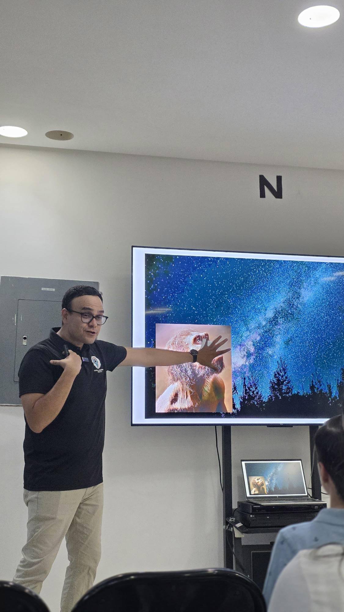 $!David Esquivel, responsable de la primera sesión donde se habló sobre el origen de la astronomía.