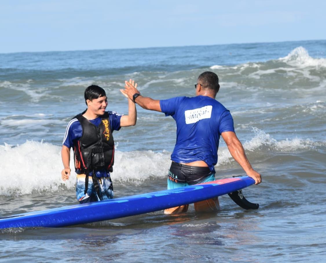 $!Decenas de niños con discapacidad asisten a la clínica de surfing en Mazatlán