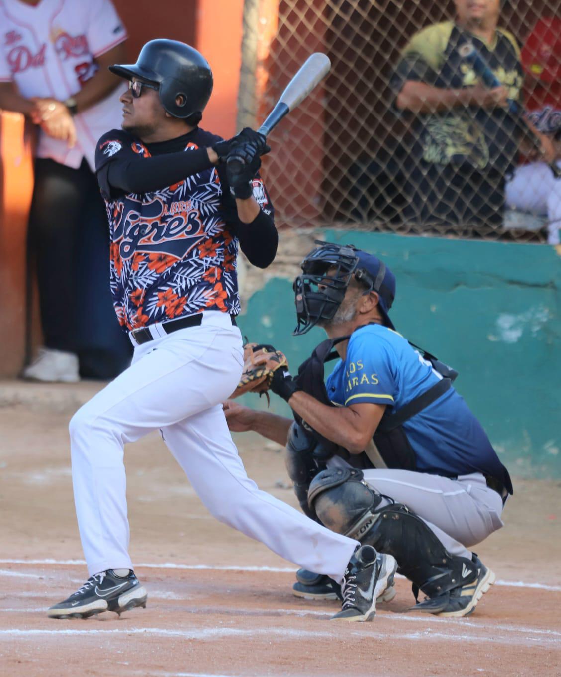 $!Familia Kelly domina duelo en la cumbre en Liga Meseros
