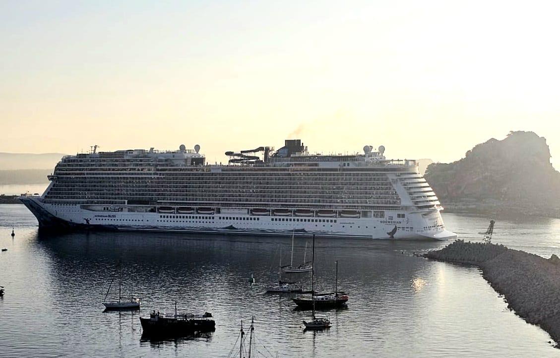 $!Llega a Mazatlán el crucero Norwegian Bliss con casi 3 mil 800 pasajeros