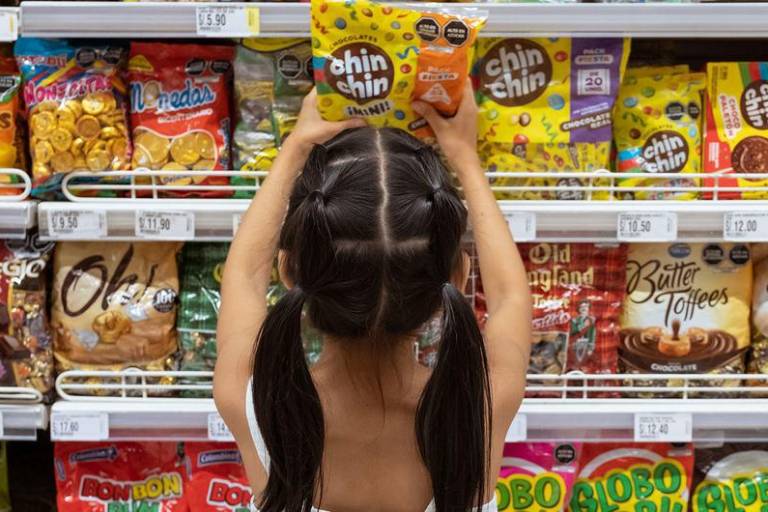 Por primera vez, los niños obesos superan a los que tienen bajo peso por culpa de la comida basura