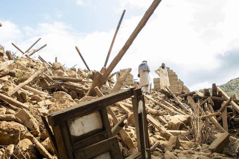Destrucción y crisis humanitaria en Afganistán, tras el terremoto y más de 2,200 muertos