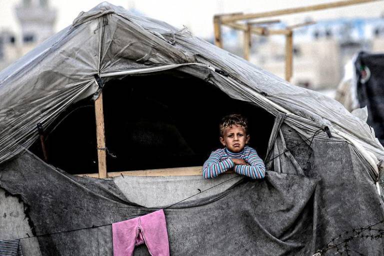 En Gaza, madres piden a sus hijos que no jueguen para ahorrar energía ante la falta de alimentos