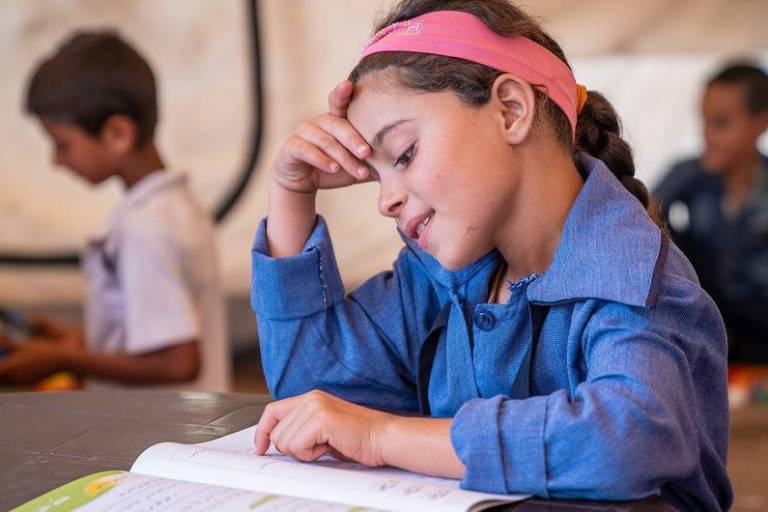 Más de 7 millones de niños refugiados no van a la escuela: ACNUR