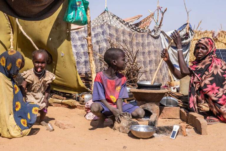 Miles de personas han sido desplazadas de El Fasher a Tawila debido a la continua inseguridad.