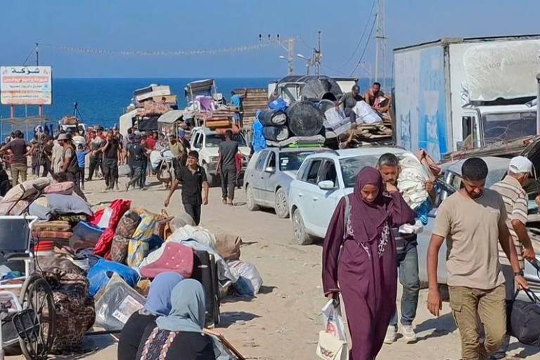 ‘No tenemos dinero, ni tienda, ni nada’: familias enteras huyen a pie de la ciudad de Gaza sin refugio ni transporte