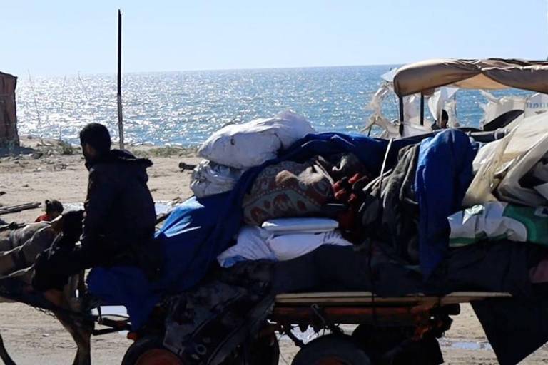 Tras intensificarse los bombardeos de Israel, 80 mil personas abandonan Rafah, al sur de Gaza