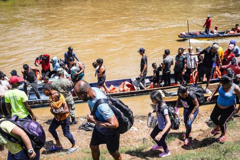 Migrantes que cruzan el Darién son presa de los traficantes de personas