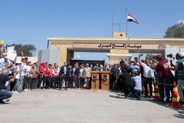 En el cruce de Rafah, la entrada de la ayuda a Gaza marca la diferencia entre la vida y la muerte