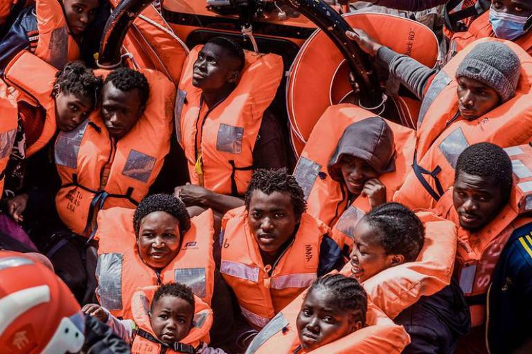 Refugiados que cruzan el Mediterráneo necesitan más protección: Acnur