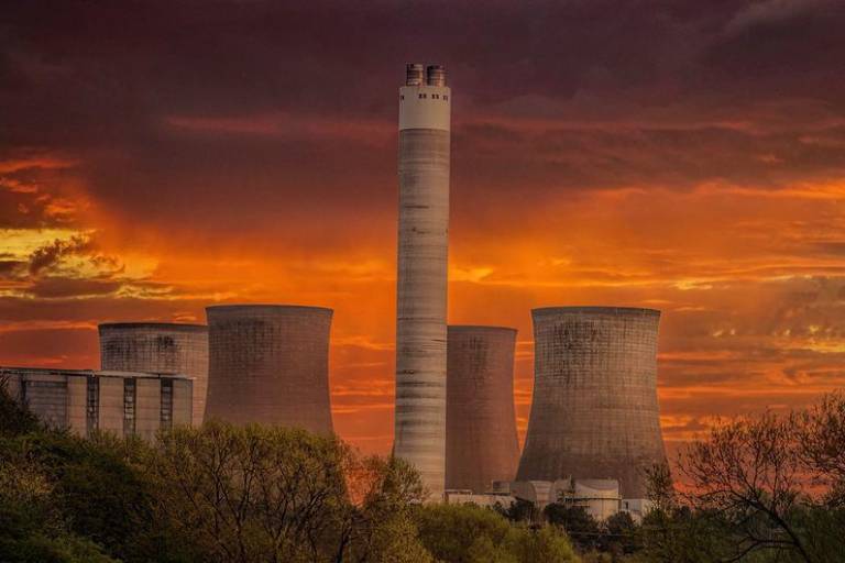 Revela el PNUMA que gobiernos prevén producir el doble de combustibles fósiles en 2030