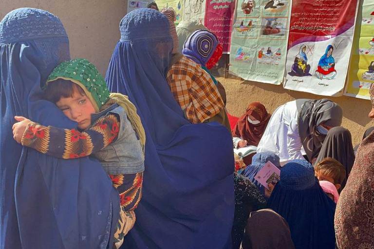 Señalan expertos que trato de talibanes a mujeres equivale a un apartheid de género