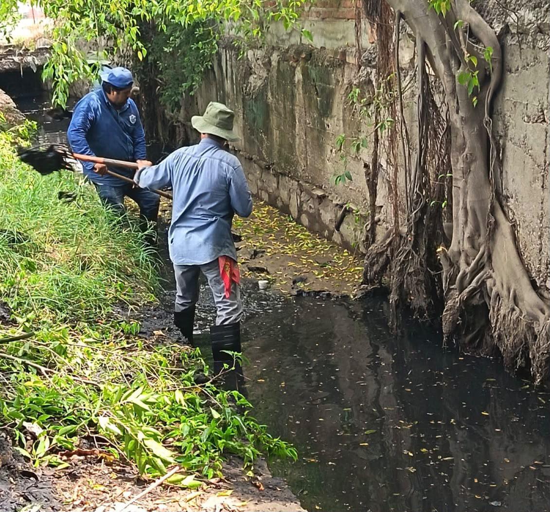 $!Realizan limpieza de canales y arroyos en Mazatlán ante huracán Simon
