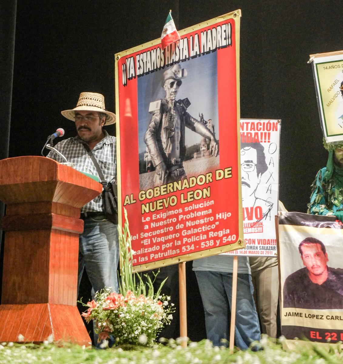 $!Melchor Flores, padre del Vaquero Galáctico, y Roberto Galván, fallecido en 2013, quien buscaba a su hijo Roberto.