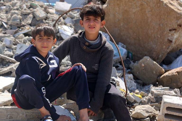 En Gaza, los palestinos emprenden el regreso a sus hogares destruidos tras el alto al fuego