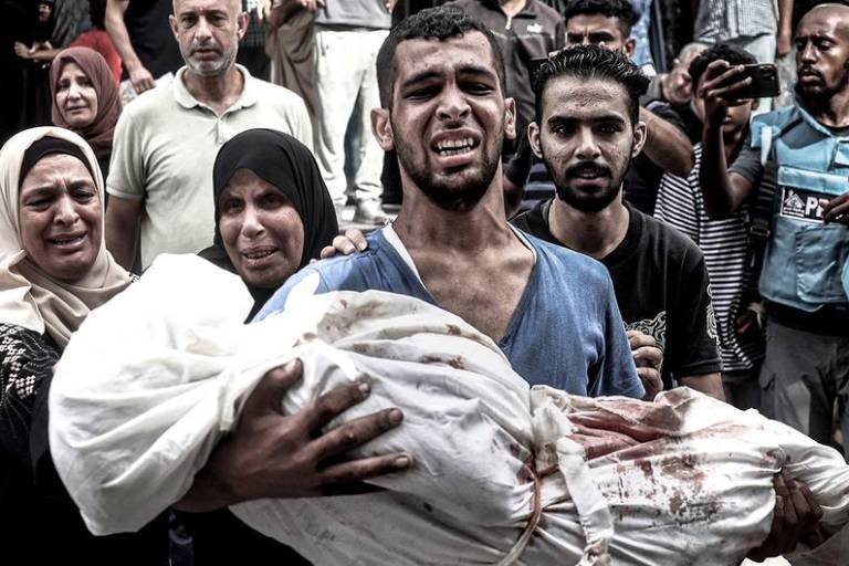 Siete niños en Gaza son asesinados mientras hacían cola para recibir agua