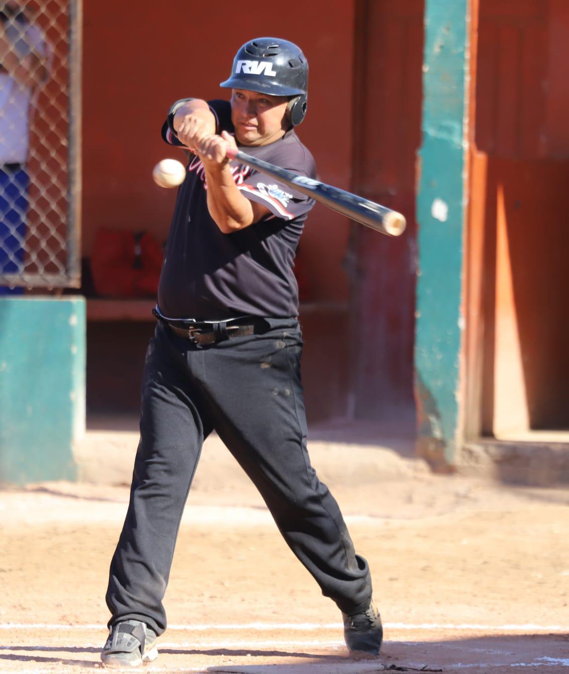 $!Familia Kelly pierde su calidad de invicto en Liga Meseros