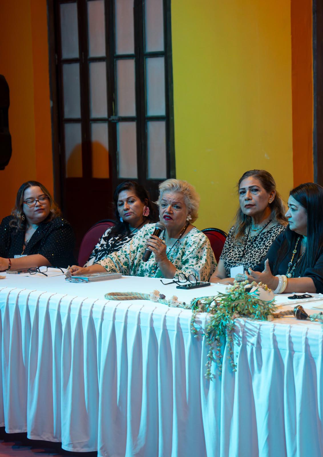 $!Julieta Montero comparte uno de sus poemas durante el encuentro literario en Casa Haas.